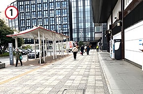 JR成田駅東口を出て、右へ道なりに進みます。