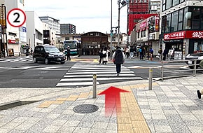 そのまま横断歩道を渡り、真っすぐ進みます。