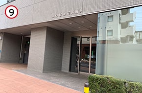 すぐに見えるDOビル花崎町5（旧ビル名：住友生命成）の3階が成田オフィスです。